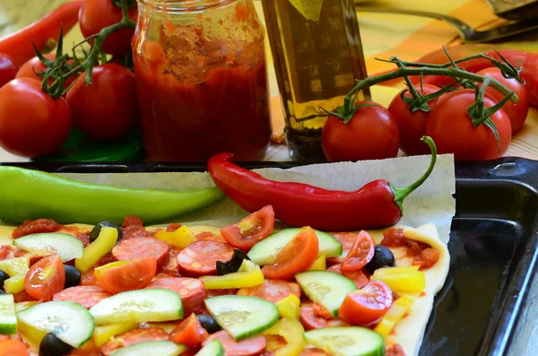 Homemade pizza with fresh tomatoes, peppers, olives, mushroom and cheese. — Stock Photo, Image