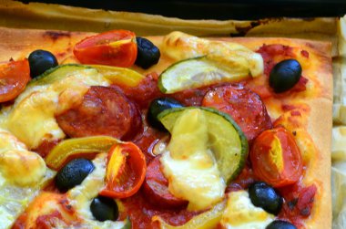 Ev yapımı pizza taze domates, biber, zeytin, mantar ve peynir ile.