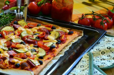 Ev yapımı pizza taze domates, biber, zeytin, mantar ve peynir ile.