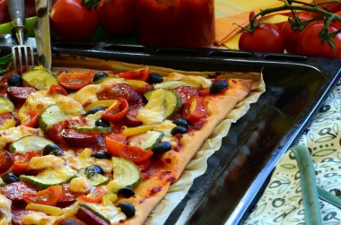 Ev yapımı pizza taze domates, biber, zeytin, mantar ve peynir ile.