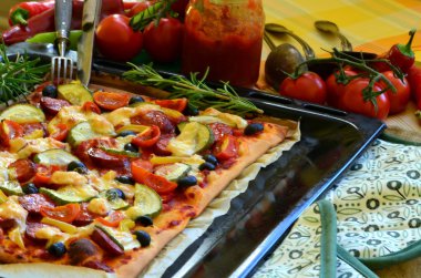 Ev yapımı pizza taze domates, biber, zeytin, mantar ve peynir ile.