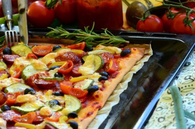 Ev yapımı pizza taze domates, biber, zeytin, mantar ve peynir ile.