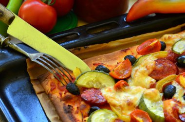 Ev yapımı pizza taze domates, biber, zeytin, mantar ve peynir ile.