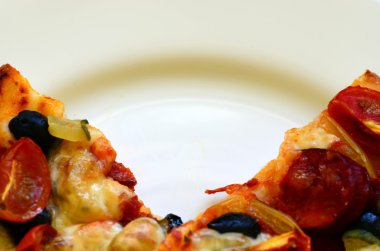 Ev yapımı pizza taze domates, biber, zeytin, mantar ve peynir ile.