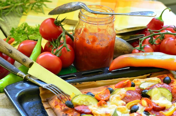 Homemade pizza with fresh tomatoes, peppers, olives, mushroom and cheese. — Stock Photo, Image