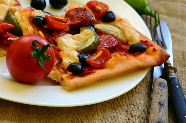 Homemade pizza with fresh tomatoes, peppers, olives, mushroom and cheese. — Stock Photo, Image