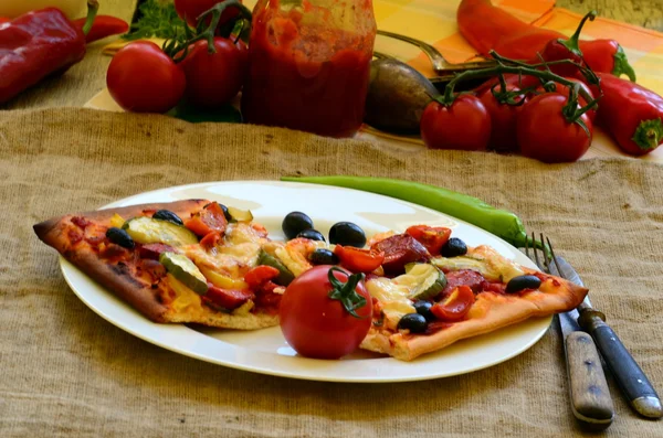 Homemade pizza with fresh tomatoes, peppers, olives, mushroom and cheese. — Stock Photo, Image