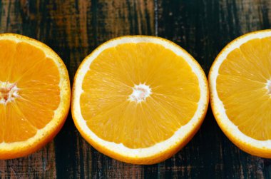 Güzel Sanatlar natürmort ahşap masa üzerinde portakal ile.