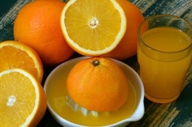 Güzel Sanatlar natürmort portakal suyu ve porselen juicer ahşap tablo.