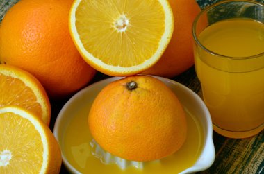 Güzel Sanatlar natürmort portakal suyu ve porselen juicer ahşap tablo.