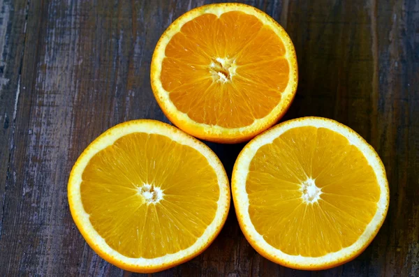 Bellas artes bodegón con naranjas en mesa de madera — Foto de Stock