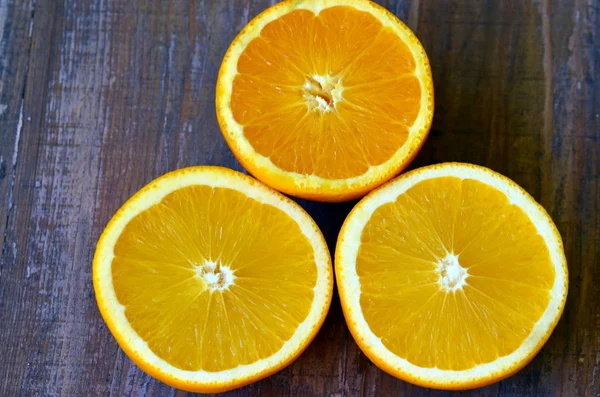 Sztuki martwa natura z pomarańczy na drewnianym stole — Zdjęcie stockowe