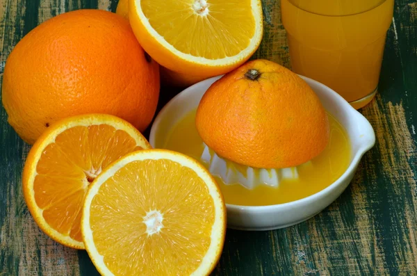 Beaux-arts nature morte avec jus d'orange et presse-fruits en porcelaine sur table en bois . — Photo