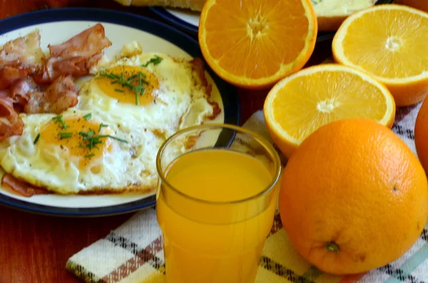 Rustikales Frühstück - gebratenes Brot mit Butter und Schnittlauch, Spiegeleier und Speck — Stockfoto