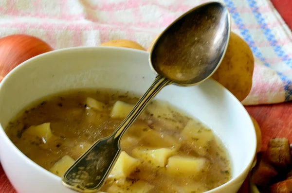 Чесночный суп со старинной ложкой и ингредиентами — стоковое фото