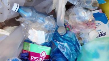 Açık çöp konteynerlerine bakın. Çöp dolu konteynır..