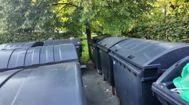 Çöp konteynırlarının içine bir göz atın. Atık dolu açık bir konteynır. Atık yönetimi ve çevresel etki kavramı.