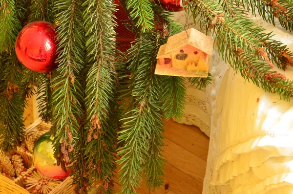 Árvore de Natal e toalha de mesa festiva branca, tema vintage . — Fotografia de Stock