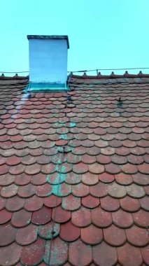 Eski çatı fayanslarının manzarası. Çatı manzarası ve şehir sisli. Kış sisli hava kavramı