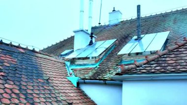 Eski çatı fayanslarının manzarası. Ev çatıları ve şehir sisli. Kış sisli koşulları kavramı