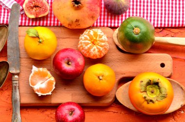 İncir, Trabzon hurması, nar, avokado, elma ve sert zemin üzerine mandalina (mandalina)