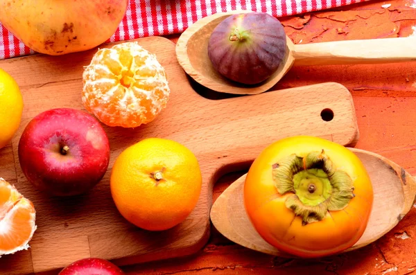 Füge, avokádó, gránátalma, alma és mandarin (mandarin) durva háttér — Stock Fotó