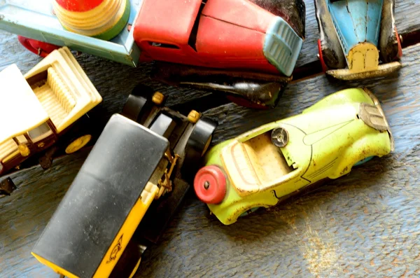 Ensemble de jouets vintage - voiture de jouet décapotable, camions (camions) jouet, jouet de voiture postale et toupies (fredonnement) — Photo