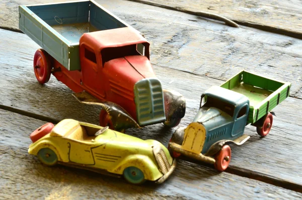 Jogo de brinquedos vintage - carro de brinquedo conversível e caminhões (caminhões) brinquedo — Fotografia de Stock