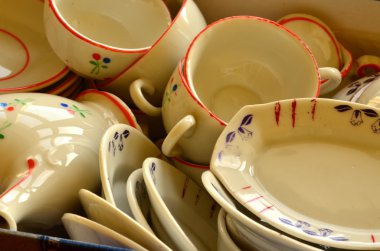 Retro bebeğin çay seti beyaz porselen yapılmış. Vintage oyuncak set.