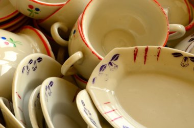 Retro bebeğin çay seti beyaz porselen yapılmış. Vintage oyuncak set.