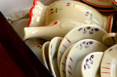 Retro bebeğin çay seti beyaz porselen yapılmış. Vintage oyuncak set.