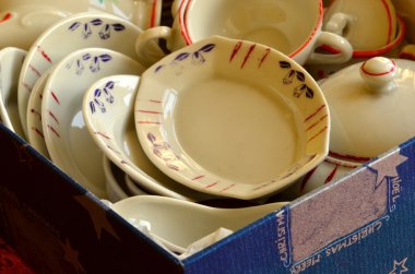 Retro bebeğin çay seti beyaz porselen yapılmış. Vintage oyuncak set.