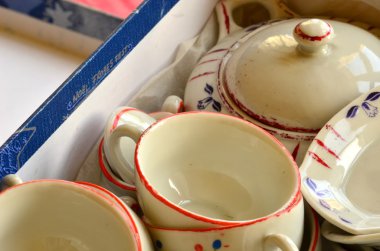 Retro bebeğin çay seti beyaz porselen yapılmış. Vintage oyuncak set.