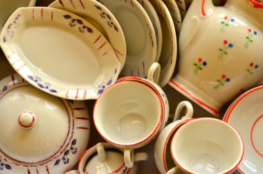 Retro bebeğin çay seti beyaz porselen yapılmış. Vintage oyuncak set.