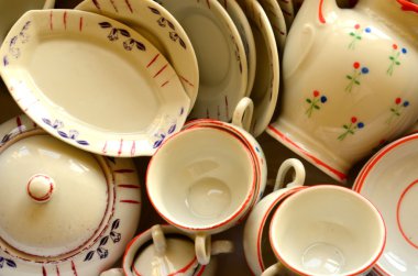 Retro bebeğin çay seti beyaz porselen yapılmış. Vintage oyuncak set.