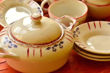 Retro bebeğin çay seti beyaz porselen yapılmış. Vintage oyuncak set