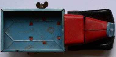 Beyaz arka plan üzerinde oyuncak izole kamyon (kamyon)