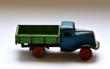 Beyaz arka plan üzerinde oyuncak izole kamyon (kamyon)