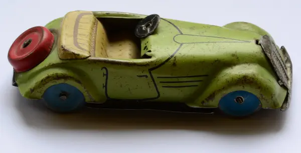 Isoliertes grünes Cabrio-Spielzeug auf weißem Hintergrund — Stockfoto