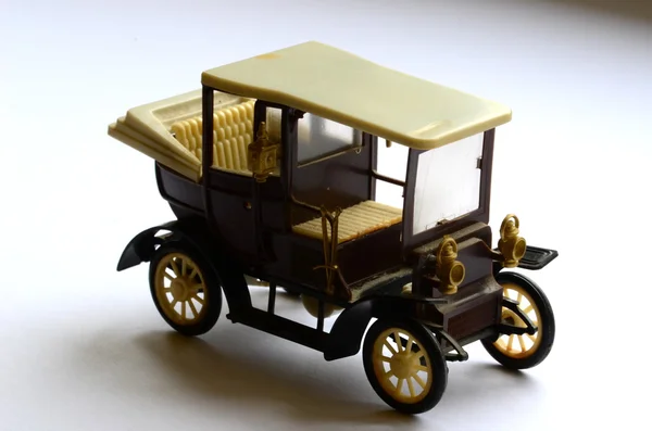 Isolado brinquedo do carro vintage no fundo branco — Fotografia de Stock