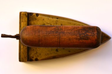 Beyaz arka planda izole edilmiş eski demir