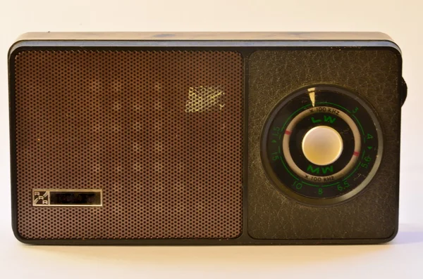 Παλιό ραδιόφωνο που απομονώνονται σε λευκό φόντο. Εκλεκτής ποιότητας θέμα — Φωτογραφία Αρχείου