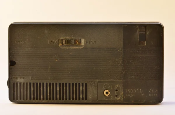 Parte de trás do rádio antigo em uma caixa de couro isolada em um fundo branco. Tema vintage — Fotografia de Stock