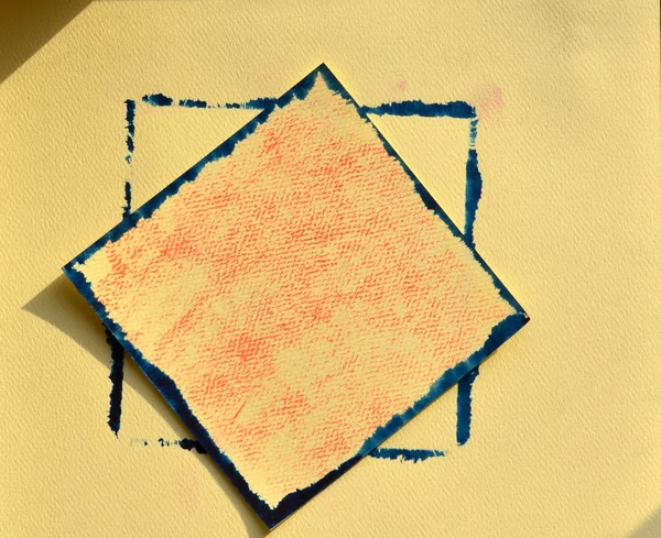 Marco de color azul marino pintado a mano en papel estampado de color arena con efecto sombra . — Foto de Stock