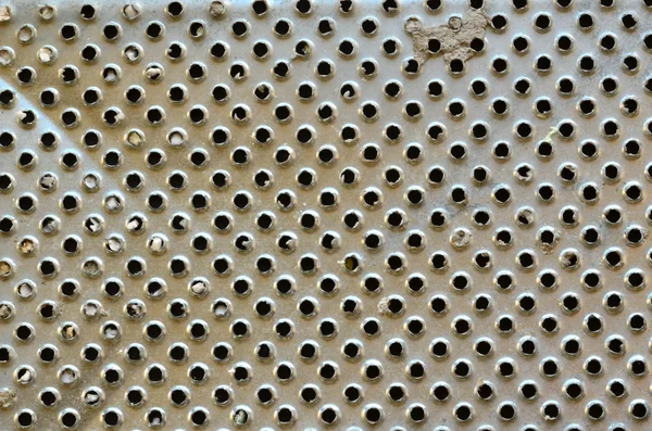 Fundo de raspador de espátula com reboco seco. furos perfurados em chapa de aço — Fotografia de Stock