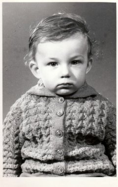 Küçük çocuk retro fotoğraf. Portre fotoğraf fotoğraf stüdyosunda çekildi. Yetmişli yılların başında. Koyu renk tonu ile fotoğraf