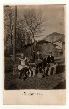 Bir grup çocuk. Vintage Fotoğraf 1922 yılında çekildi