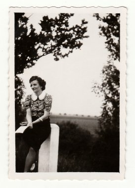 Genç bir kız eşiğinde post - vintage fotoğraf karşı eğilir. Otuzlu