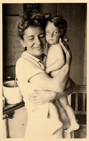Foto vintage de mãe e bebê. A foto foi tirada em 1941 — Fotografia de Stock