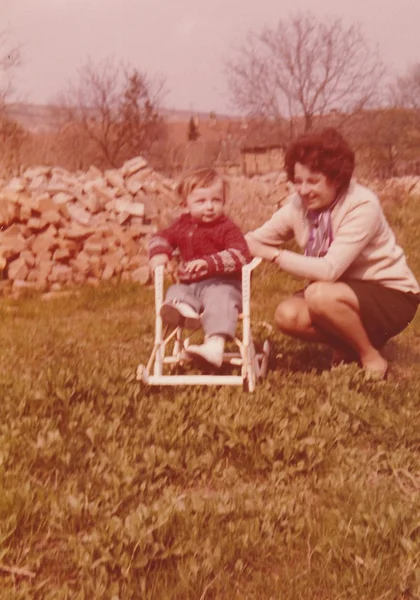 Un petit garçon avec maman - photo rétro. Début des années 70 . — Photo